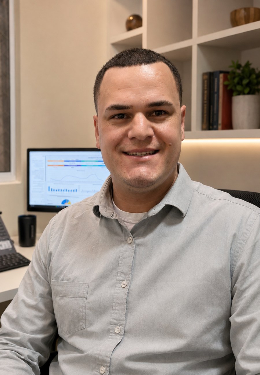 Roy Silva no escritório, com indicadores de gestão exibidos no monitor ao fundo